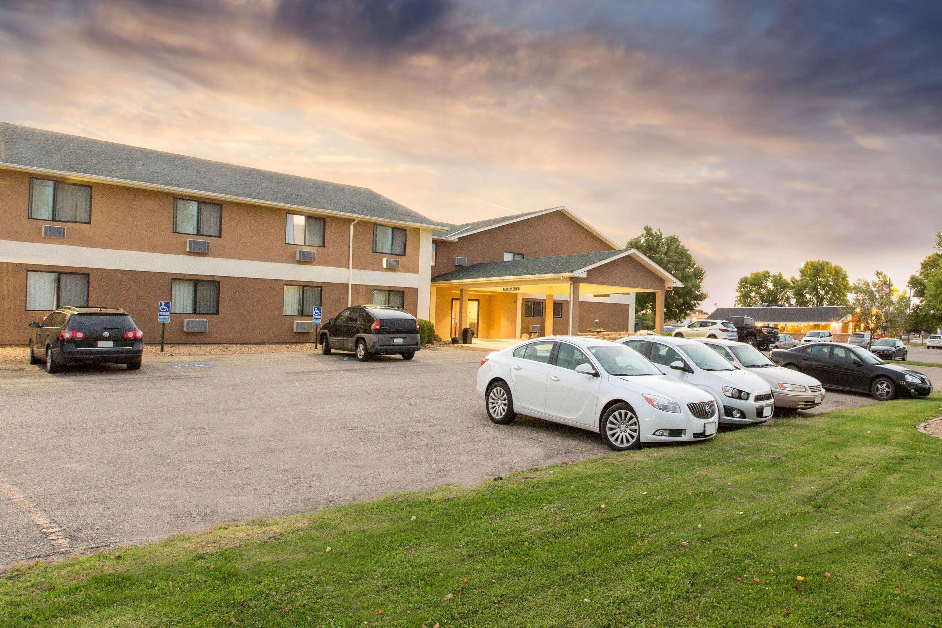 Hotel Super 8 By Wyndham Blue Earth Exterior foto